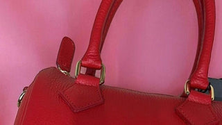 El bolso favorito de las que más saben de moda, es pequeño, de piel y......si, lo has adivinado