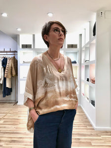 Blusa MEI estampado beige