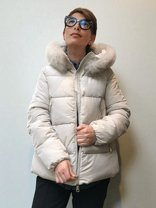 Guateado ROWAN corto con capucha rizada beige