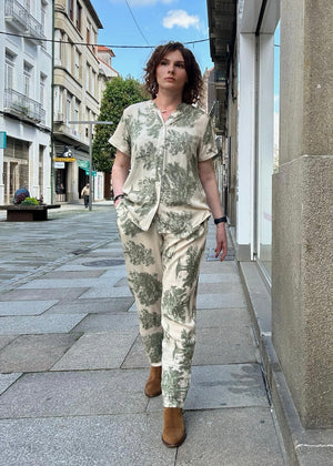 Conjunto ATENAS blusa y pantalón estampado verde