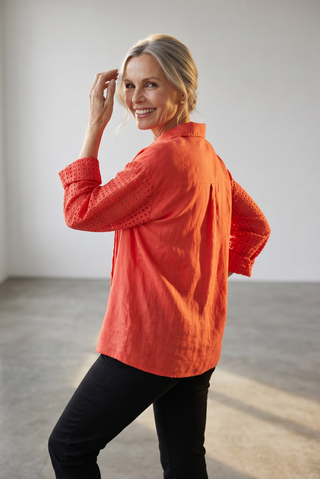 Camisa LARA de lino con jaretas coral