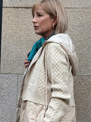 Gabardina ROBINA punto largo con acolchado capucha beige