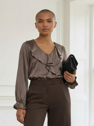 Blusa BRIDGIT de raso con volante topo