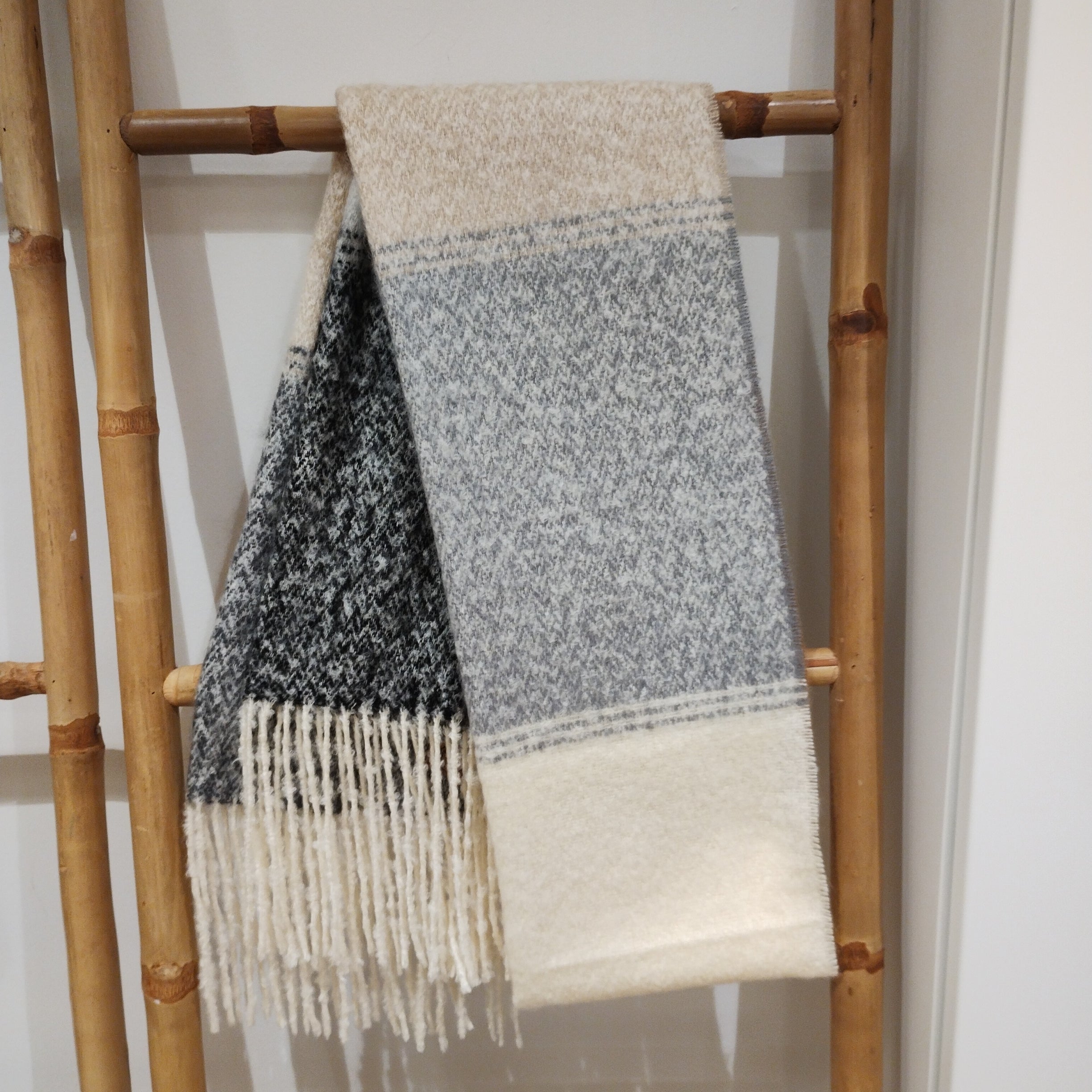 Bufanda de lana a bandas con flecos
