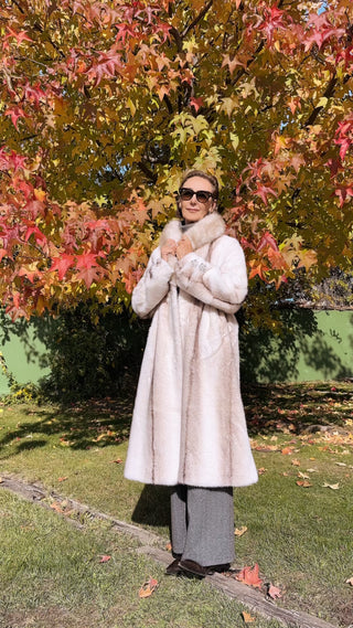 Abrigo IGLÚ largo de pelo con broche beige