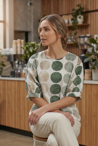 Blusa NANI de topos grandes verde