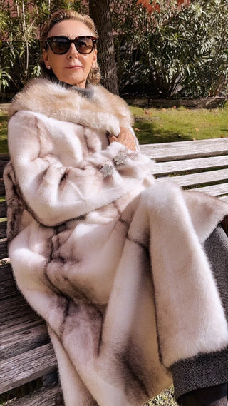 Abrigo IGLÚ largo de pelo con broche beige