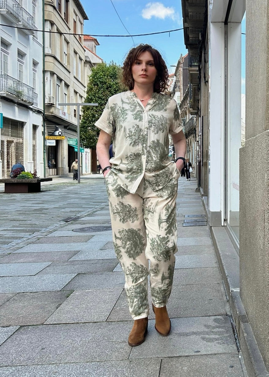 Conjunto ATENAS blusa y pantalón estampado verde