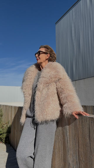 Abrigo MELLEA corto de pelo rizado beige