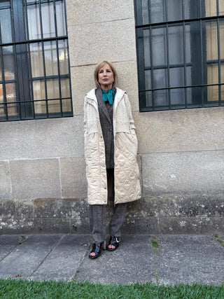 Gabardina ROBINA punto largo con acolchado capucha beige