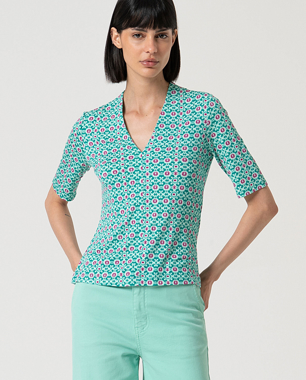 Camiseta KAVI escote pico estampada turquesa