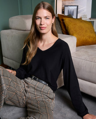 Jersey LIZA con manga japonesa y cuello pico negro