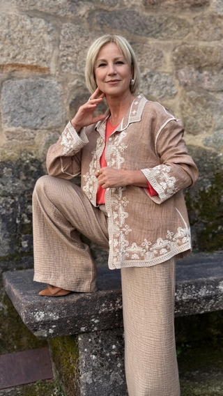 Camisa FLORA bordada camel