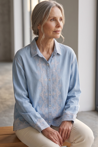 Camisa  FLORA bordada azul cielo