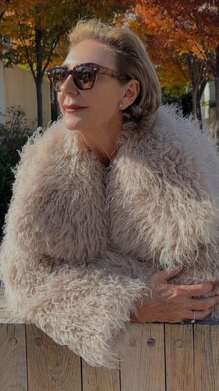 Abrigo MELLEA corto de pelo rizado beige