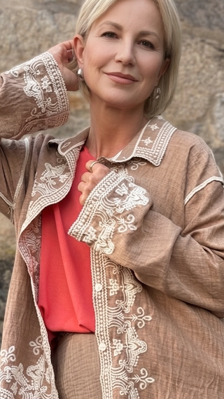 Camisa FLORA bordada camel