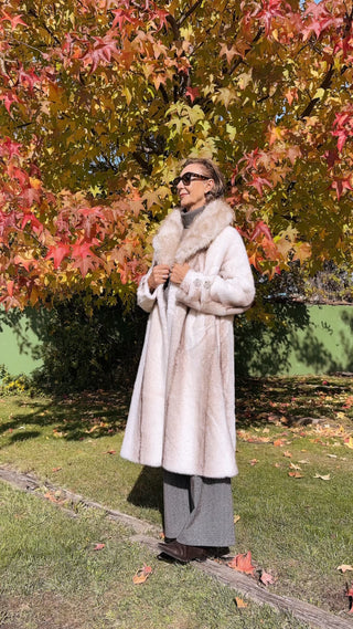 Abrigo IGLÚ largo de pelo con broche beige
