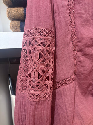 Blusa ZOHAR detalle troquelado en manga granate
