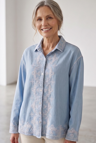 Camisa  FLORA bordada azul cielo