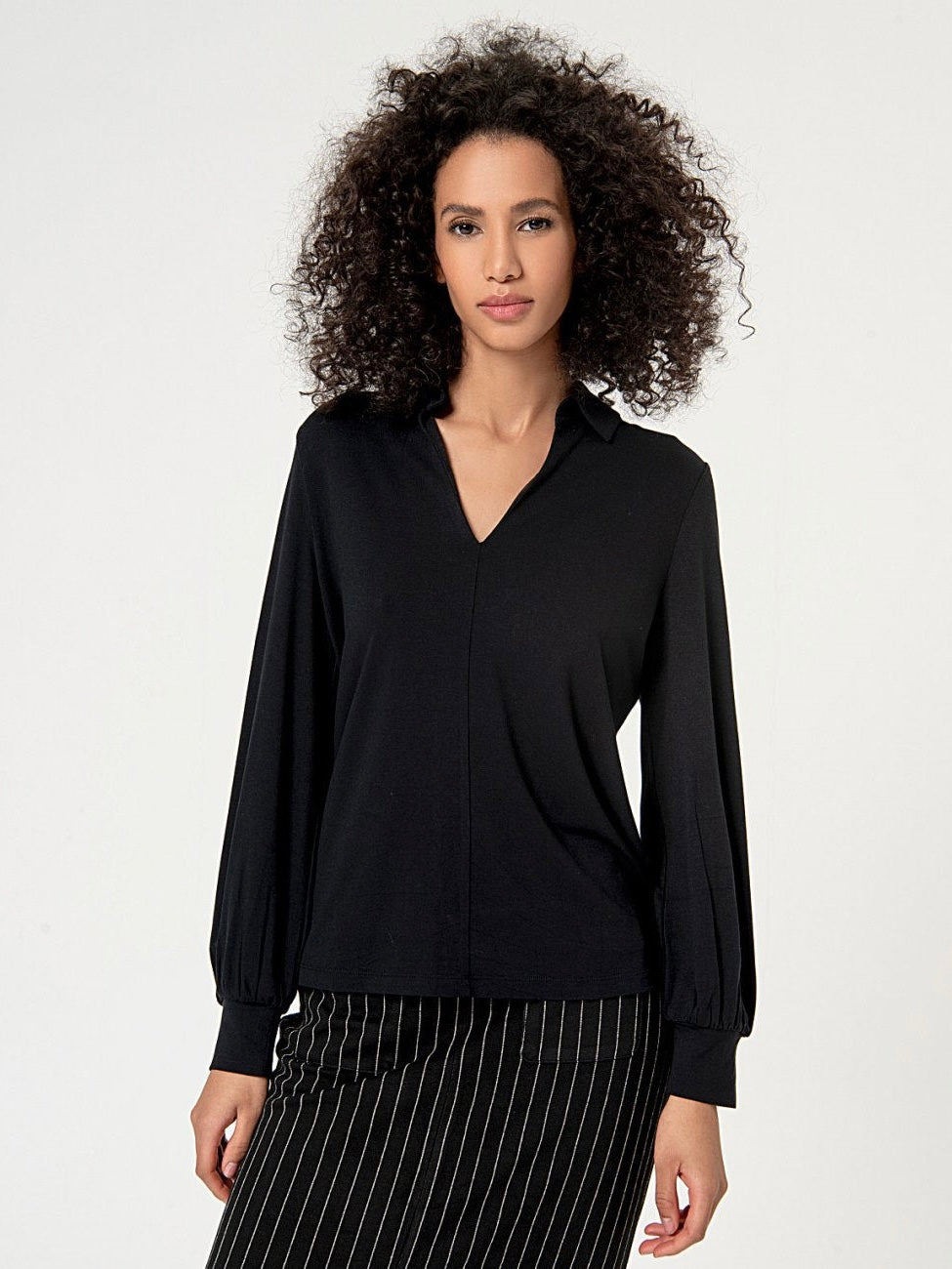 Blusa NEXX holgada cuello pico negro