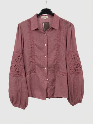 Blusa ZOHAR detalle troquelado en manga granate