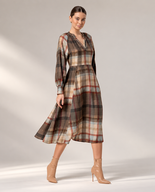 Vestido CAXE con cuello pico y cinturón camel