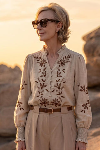 Camisa MIRTA con bordados y puño ajustado