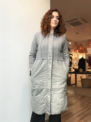 Abrigo ROBINA punto largo con acolchado capucha gris