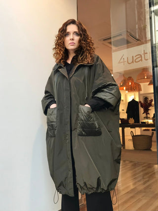 Gabardina HELEN amplia lisa con manga guateada kaki