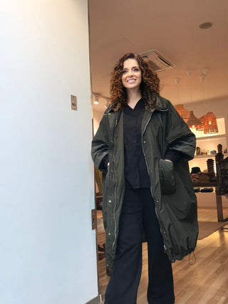 Gabardina HELEN amplia lisa con manga guateada kaki