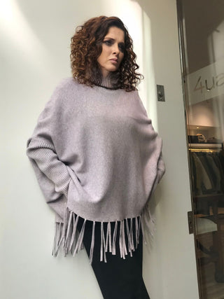 Poncho SAVINA con manga ajustada y flecos lila