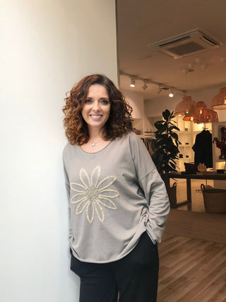 Camiseta CECIL básica flor bordada gris