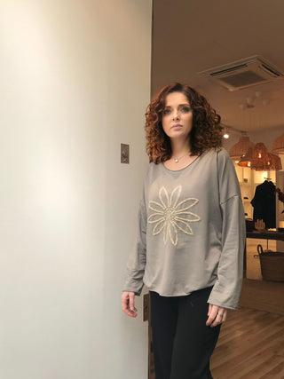 Camiseta CECIL básica flor bordada gris